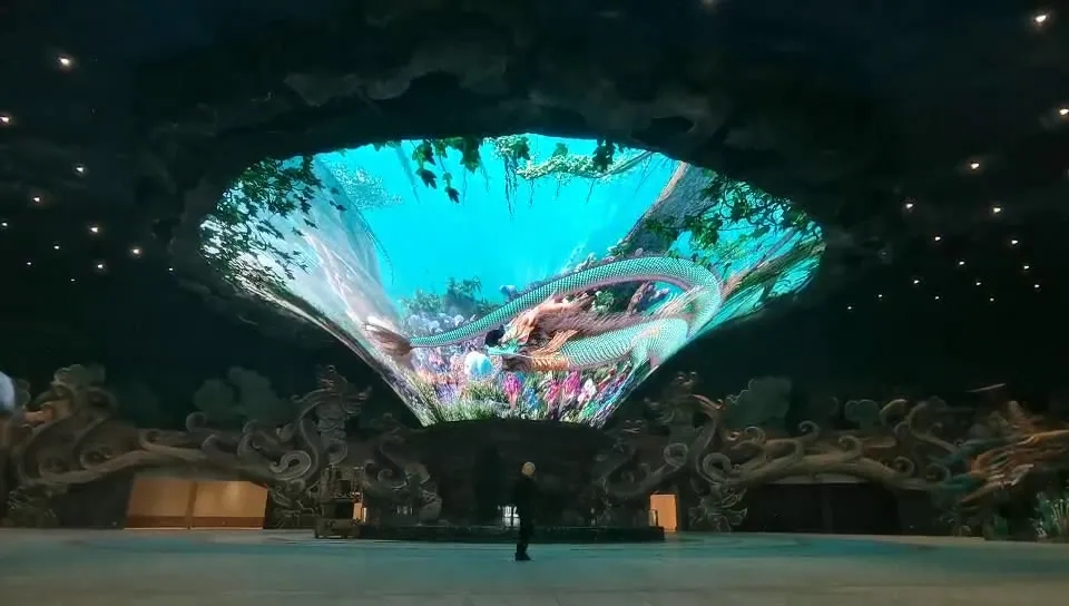 康碩展又一創意巨作，南京龍之谷直徑27米的樹形喇叭屏，世界之最！