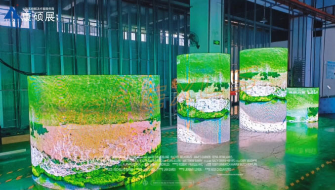 康碩展車間正在老化的圓柱LED顯示屏